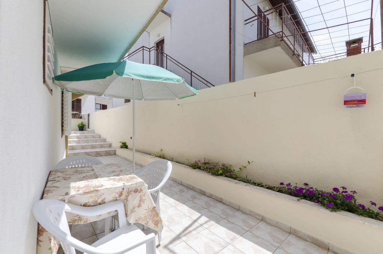 Apartments Visnja Primosten Ngoại thất bức ảnh